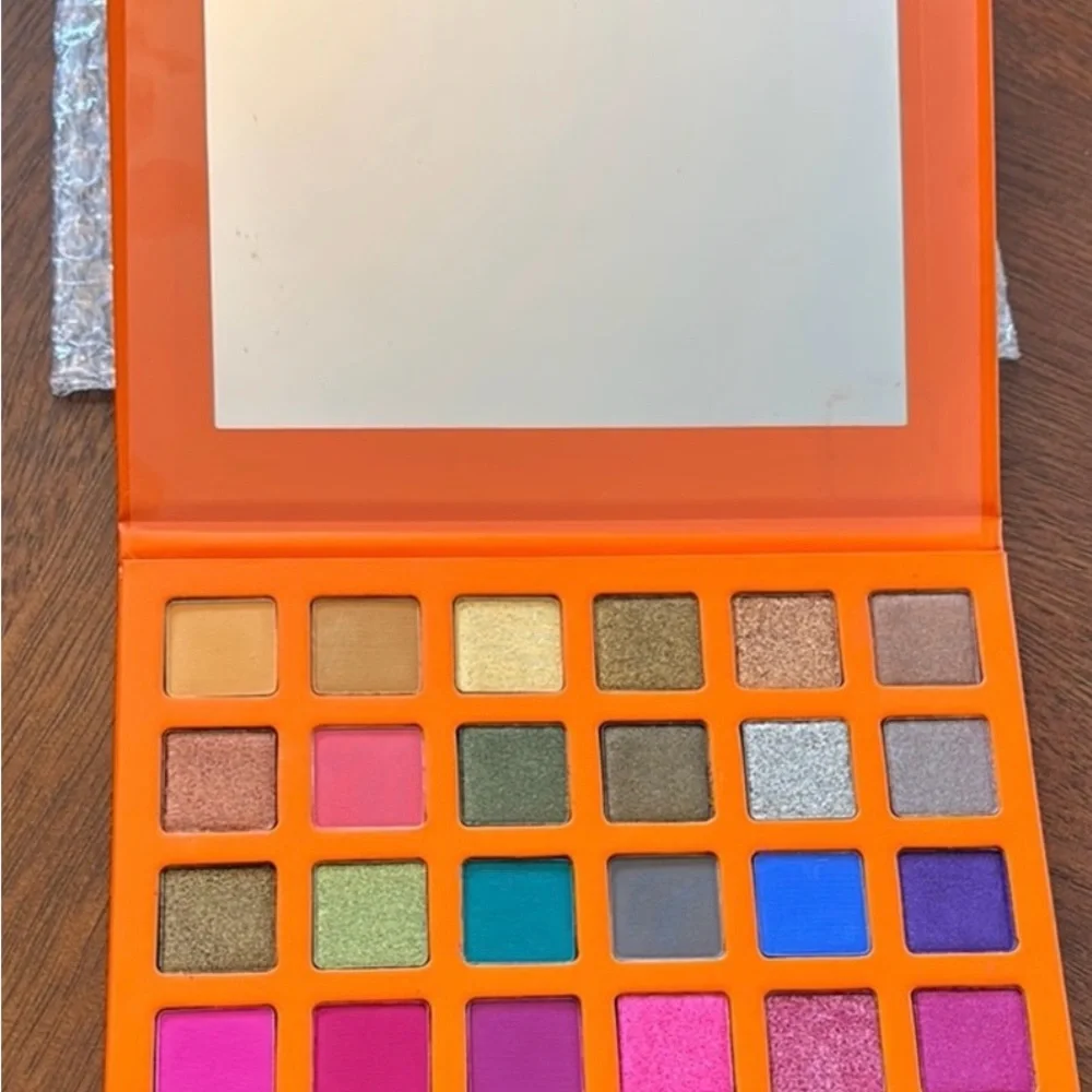 Sassy Jones Makeup Palette, Remover Wipes, Eyeliner, Setting Spray, Face Primer - Picture 5 of 8